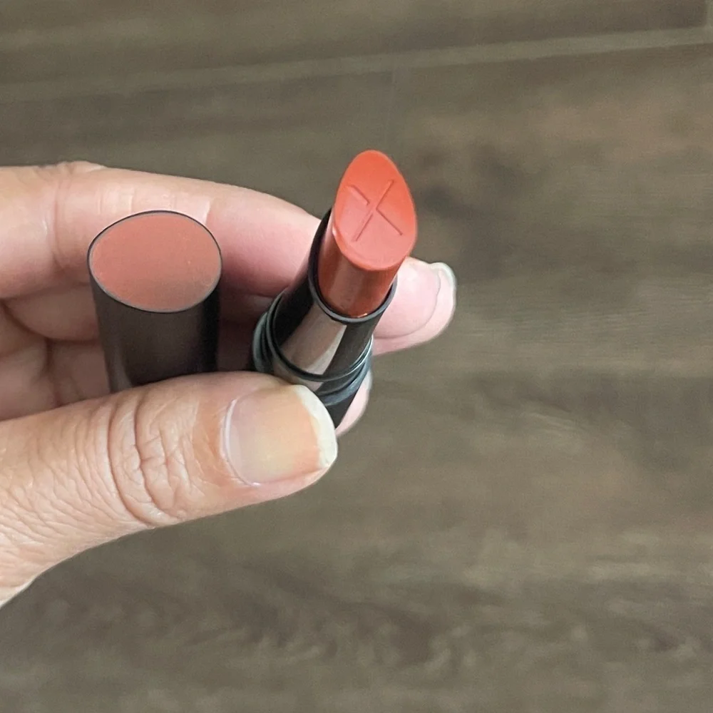 long-wearing, transfer-resistant, vegan lipstick,  teardrop-shaped tip